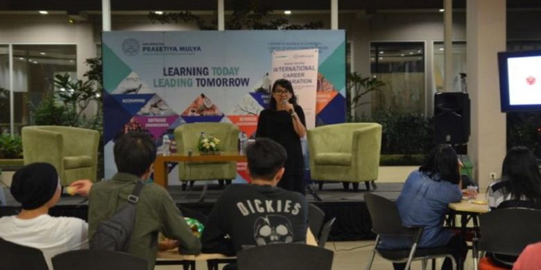 Alumni Universitas Prasetiya Mulya Stella Ryani Gunawan menceritakan tentang karirnya di PT Sony Indonesia dalam acara Learning Today Leading Tomorrow di Universitas Prasetiya Mulya