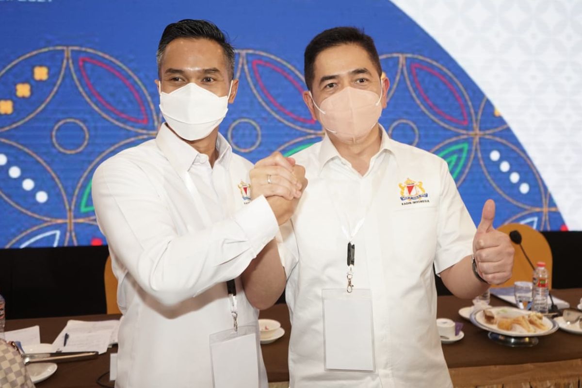 Ketua Umum Kadin Indonesia periode 2021-2026 Arsjad Rasjid (kanan) dan Ketua Dewan Pertimbangan Kadin Indonesia Anindya Bakrie (kiri). 