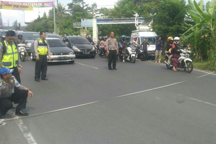 Polisi melakukan olah tempat kejadian perkara (TKP) di Jalan Raya Puncak, Desa Cipayung, Kecamatan Megamendung, Bogor, Jawa Barat, Minggu (23/4/2017).