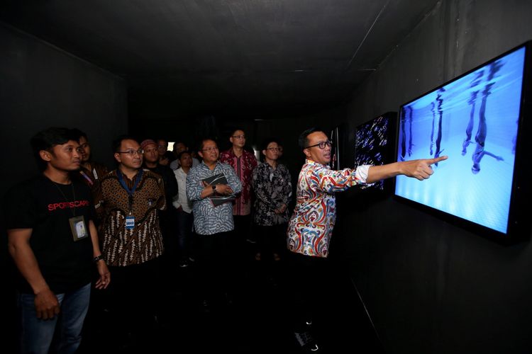 Menteri Pemuda dan Olahraga, Imam Nahrawi (kanan), Menteri Komunikasi dan Informatika, Rudianta (tengah) dan Pemimpin Redaksi Harian Kompas, Budiman Tanuredjo mmenyaksikan pameran foto Festival Fotografi Kompas di Bentara Budaya Jakarta, Selasa (31/7/2018). Festival foto yang bertajuk Sportscapes ini dimeriahkan dengan peluncuran buku, diskusi dan workshop fotografi. 