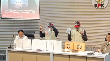 Penampakan Uang THR Hasil Pemerasan Bupati Cilacap 