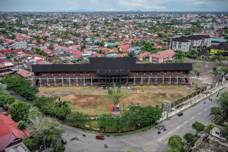 Rumah Radakng atau Rumah Panjang di Pontianak, Kalimantan Barat