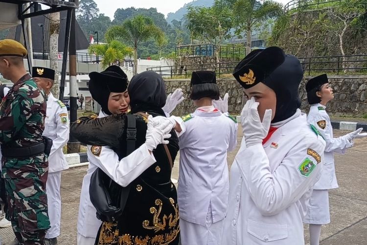 Tangis Haru Paskibra Entikong Kibarkan Merah Putih di Perbatasan Malaysia