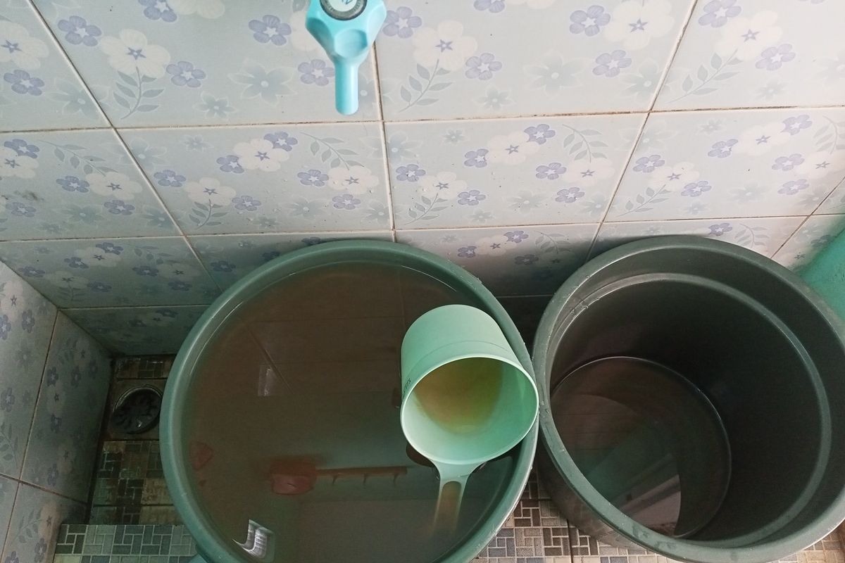 Kondisi air tanah di salah satu rumah milik warga di Kecamatan Rancaekek, Kabupaten Bandung, Jawa Barat. Air tersebut berwarna kuning dan kecoklatan, kondisi tersebut sudah dijalani masyarakat sejak lama.