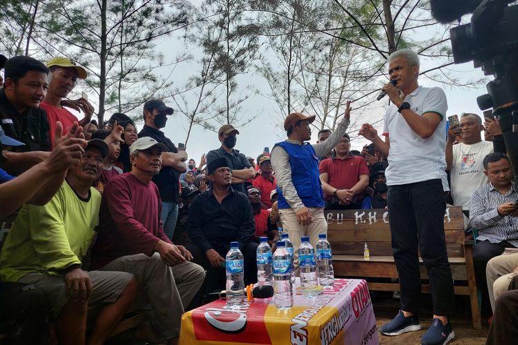 Calon presiden nomor urut 3 Ganjar Pranowo berdialog dengan kelompok nelayan dan pembudidaya ikan di Pantai Wonokerto, Pekalongan, Selasa (16/1/2024).