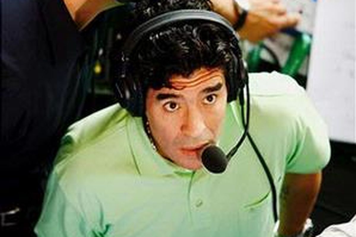 Diego Armando Maradona akan menyesal jika Barcelona menjual Ronaldinho.