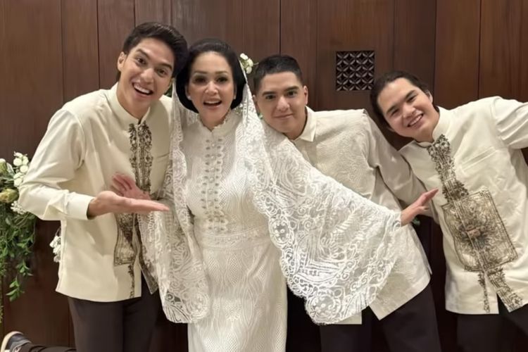 Penampilan Maia Estianty dalam prosesi siraman jelang pernikahan Al Ghazali dan Alyssa Daguise. 
