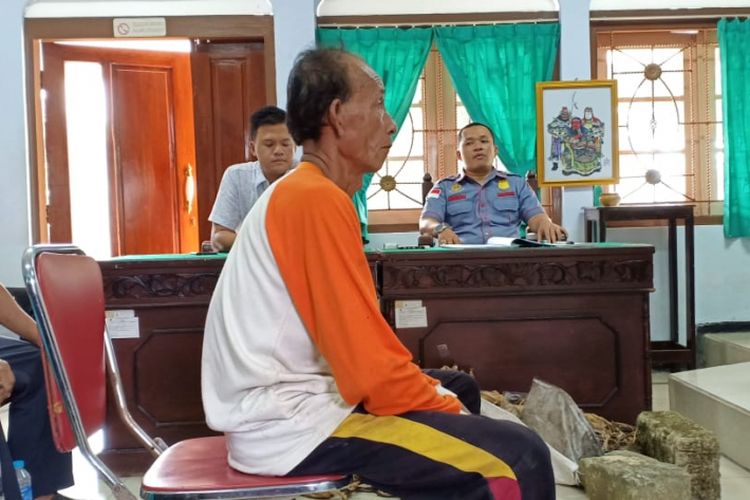 Padlah (65) saat menghadiri sidang di PN Pamekasan terkait kasus pencabutan lima pohon pisang