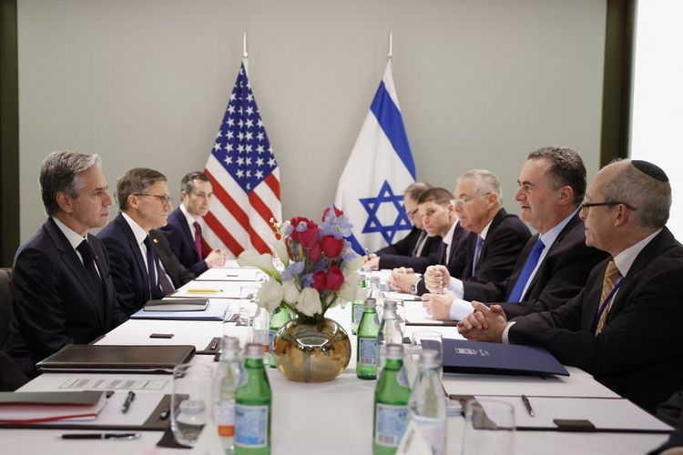 Menteri Luar Negeri AS Antony Blinken (Kiri) bertemu dengan Menteri Luar Negeri Israel Israel Katz (kedua dari kanan) di Tel Aviv pada Selasa (9/1/2024), selama perjalanan selama seminggu yang bertujuan untuk meredakan ketegangan di Timur Tengah, di tengah berlanjutnya pertempuran antara Israel dan kelompok militan Palestina Hamas di Gaza. 