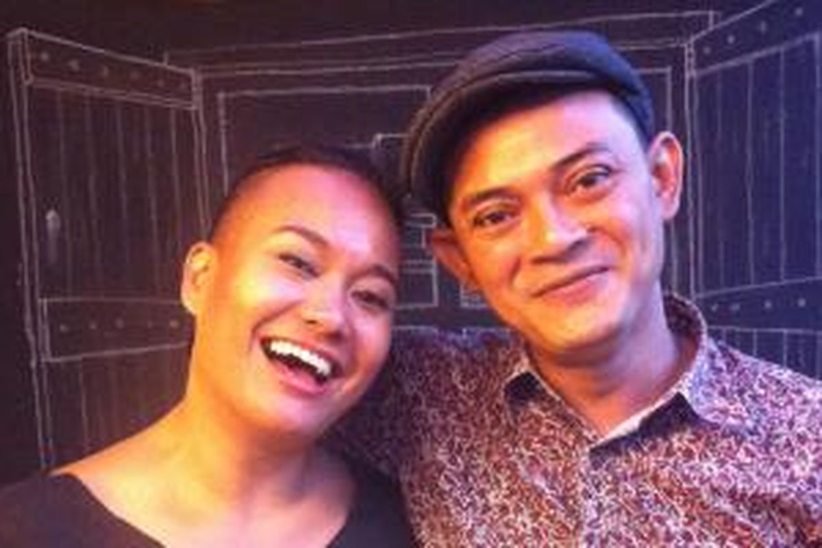 Pasangan suami-istri sekaligus personil grup musik bonita & the hus BAND, Bonita (vokal) dan Petrus Briyanto Adi (gitar) atau Adoy, diabadikan di Jalan Benda, Jakarta Selatan, Senin (25/5/2015). 