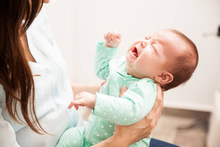 Tanda-tanda sindrom bayi terguncang atau shaken baby syndrome salah satunya adalah perubahan postur di mana kepala ditekuk ke belakang dan punggung melengkung.