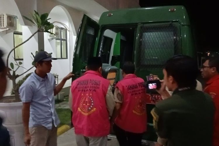 Para tersangka dugaan korupsi proyek jalan TWA Gunung Tunak, Kabupaten Lombok Tengah saat ditahan kejaksaan