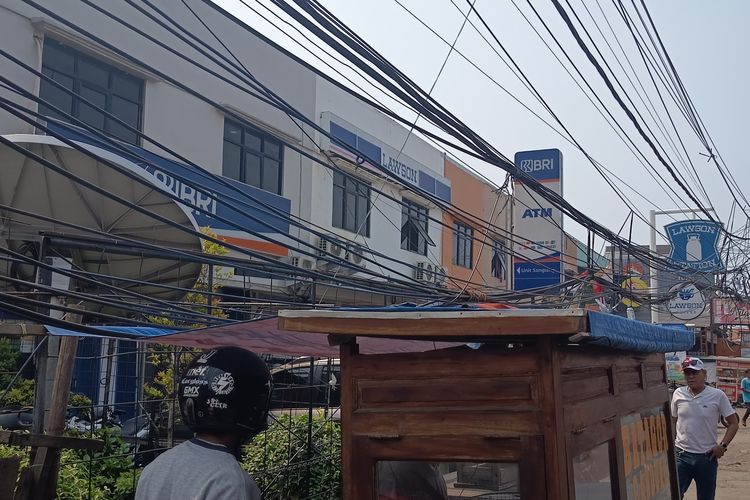 Kabel Menjuntai Semrawut di Tangerang, Warga Mengeluh, Pemkot Panggil Pemilik Utilitas