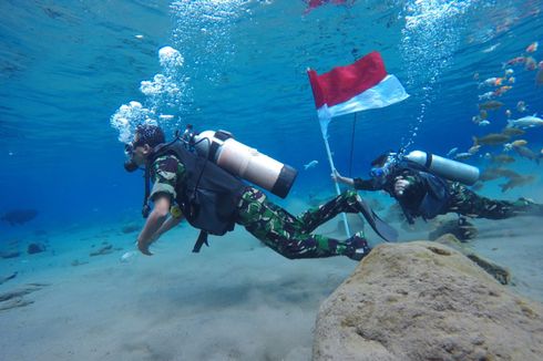 Bendera Merah Putih Berkibar di Dalam Air Umbul Ponggok Klaten