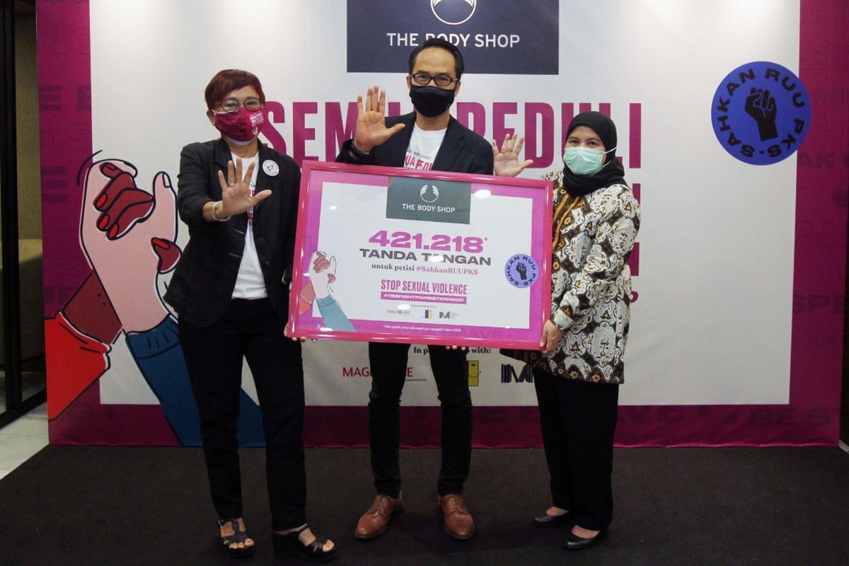 Suzy Hutomo, Executive Chairperson and Owner The Body Shop Indonesia dan Aryo Widiwardhono, CEO The Body Shop Indonesia menyerahkan petisi menolak kekerasan seksual kepada Diah Pitaloka, Ketua Presidium KPP-RI dan Ketua Komisi 8, Senin (8/3/2021)