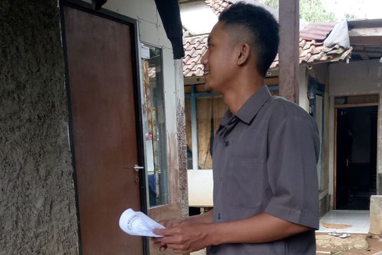 Seorang guru honorer, Joko mendatangi rumah anak didiknya di Desa Bojong Koneng, Kecamatan Babakan Madang, Kabupaten Bogor, Jawa Barat, untuk mengirimkan tugas sekolah secara daring, Selasa (14/7/2020).