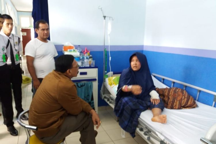 Putri (30) korban kerusuhan Wamena yang dirawat di RSUP M Djamil Padang dikunjungi Bupati Pesisir Selatan Hendrajoni, Minggu (13/10/2019)