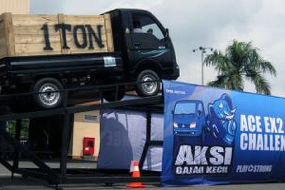 Tata Motor Distribusi Indonesia gelar aksi pembuktian buat pikap mungil bermesin diesel 700cc, Ace EX2, menaklukan tanjakan.