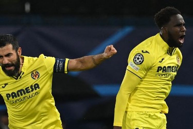 Boulaye Dia (kanan) berteriak merayakan golnya pada laga leg kedua semifinal Liga Champions yang mempertemukan Villarreal vs Liverpool di Estadio de la Ceramica pada Rabu (4/5/2020) dini hari WIB.