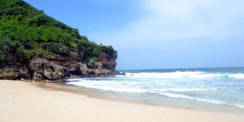 Pantai Srau, salah satu pantai indah di Kabupaten Pacitan, Jawa Timur.