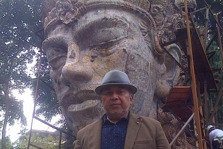 Seniman I Nyoman Nuarta bersama proyek karyanya yang paling monumental yaitu Kepala Dewa Wisnu sebagai salah satu pelengkap dari patung Garuda Wisnu Kencana di Studio Nyoman Nuarta Setra Duta Kota Bandung, Selasa (23/7/2013)