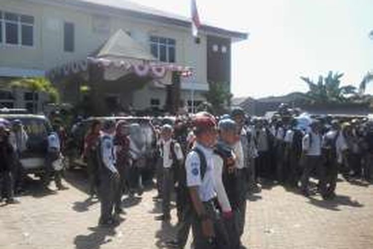 Ratusan siswa SMK 2 Makassar, guru-guru se Kota Makassar dan PGRI Sulsel berdemonstrasi di markas Polsekta Tamalate, Kamis (11/8/2016).