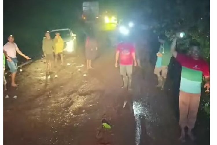 Viral video belasan pemuda meminta paksa uang kepada sopir truk, yang melintas saat terjadi longsor dan pohon tumbang.