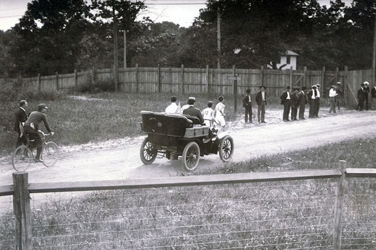 Suasana lari marathon di Olimpiade 1904.