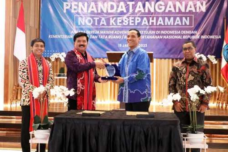 Menteri Agraria dan Tata Ruang/Kepala Badan Pertanahan Nasional (ATR/BPN), Hadi Tjahjanto menandatangani Nota Kesepahaman (Memorandum of Understanding/MoU) antara Kementerian ATR/BPN dengan Gereja Masehi Advent Hari Ketujuh di Indonesia (GMAHK) yang diwakili oleh Ketua Pengurus Pusat GMAHK, Pdt. Sugih Sitorus. 