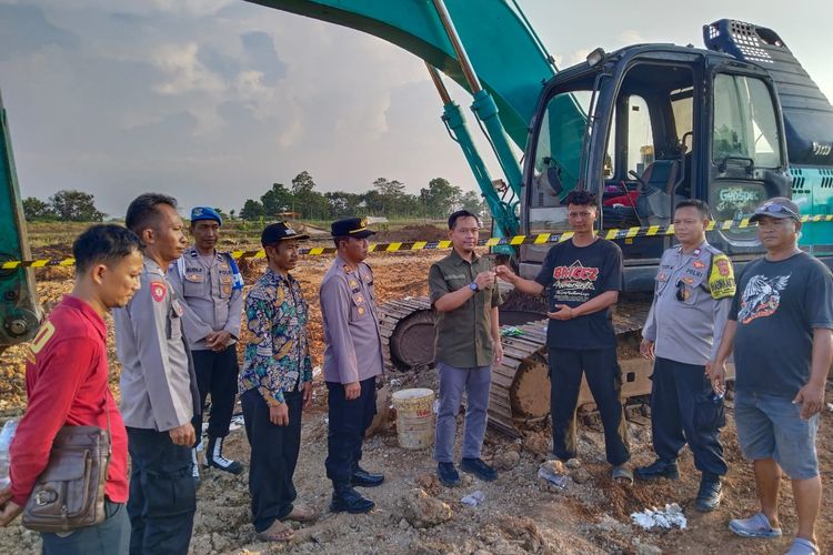 Tak Berizin dan Dikeluhkan Warga, 2 Galian Tanah Merah  di Subang di Tutup Paksa