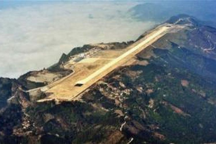 Untuk membangun bandara Hechi ini, pemerintah China harus meratakan 65 puncak gunung di kawasan pegunungan GUangxi ini.