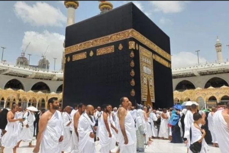 Jamaah melakukannya tawaf mengelilingi Ka'bah di Masjidil Haram, Mekkah, Arab Saudi, Rabu (3/8/2022).  