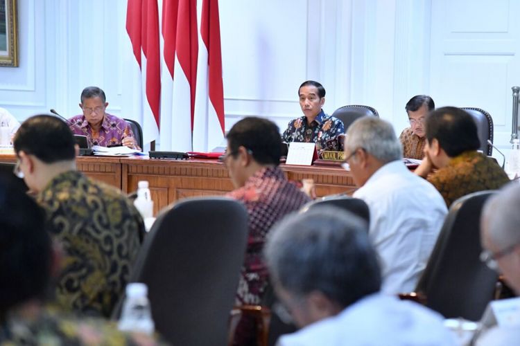 Presiden Joko Widodo saat rapat terbatas di Kantor Presiden, Jakarta, Senin (5/2/2018).