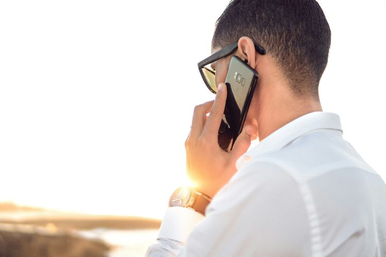 Kenapa Banyak Orang Lebih Memilih Chat daripada Menelepon?
