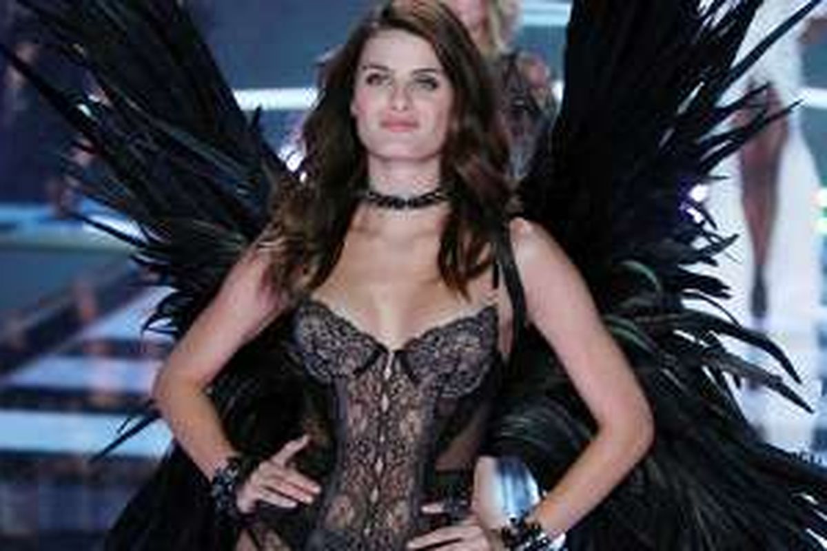 Isabeli Fontana melenggang mengenakan koleksi terbaru Victoria's Secret