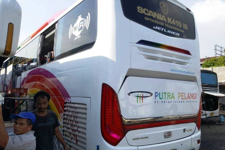 Bus Putra Pelangi yang kaca sampingnya pecah akibat lemparan batu, Senin (19/6/2017).