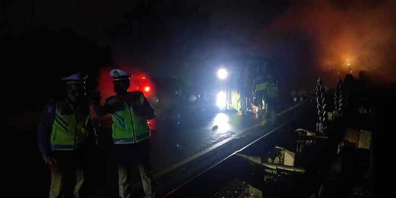 Kecelakaan maut melibatkan tiga kendaraan terjadi di KM 74 Tol Tangerang-Merak pada Minggu (17/10/2021) pukul 21.50 WIB. Polisi sebut ada korban jiwa dan korban luka. 