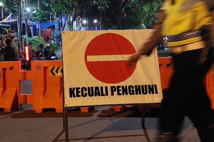 Kondisi Jalan Kali Pasir, Babakan, Kecamatan Tangerang, Kota Tangerang, saat mulai ditutup oleh kepolisian untuk membatasi kegiatan masyarakat, Kamis (24/6/2021) malam.