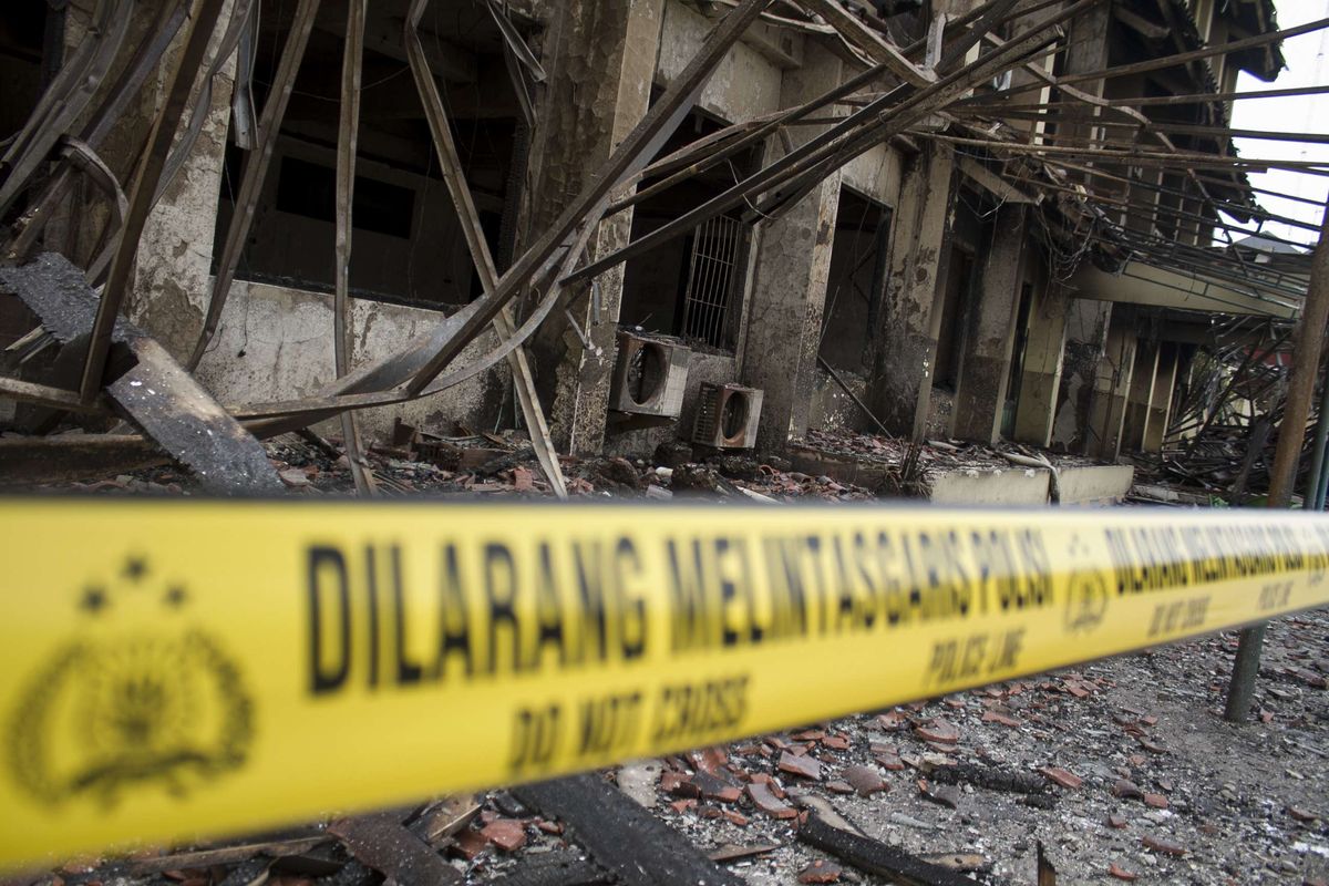 Bangunan SMK Yayasan Abdi Karya (YADIKA) 6 Bekasi diberi garis polisi pasca terbakar senin lalu, Pondok Gede, Jaticempaka, Bekasi, Rabu (20/11/2019). Atas kejadian tersebut untuk sementara waktu kegiatan sekolah diliburkan.