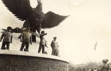 Suasana pada peringatan Hari Kesaktian Pancasila tahun 1989. Monumen Pancasila Sakti dibangun di kawasan Lubang Buaya, Jakarta Timur, di dekat sumur maut yang dijadikan tempat pembuangan mayat para perwira tinggi TNI AD korban pembunuhan pada awal Oktober 1965. Pelaku pembunuhan adalah prajurit-prajurit TNI AD menyusul peristiwa G30S yang terus menjadi kontroversi hingga sekarang. Setiap tahun di depan monumen tersebut dilaksanakan upacara bendera Hari Kesaktian Pancasila.