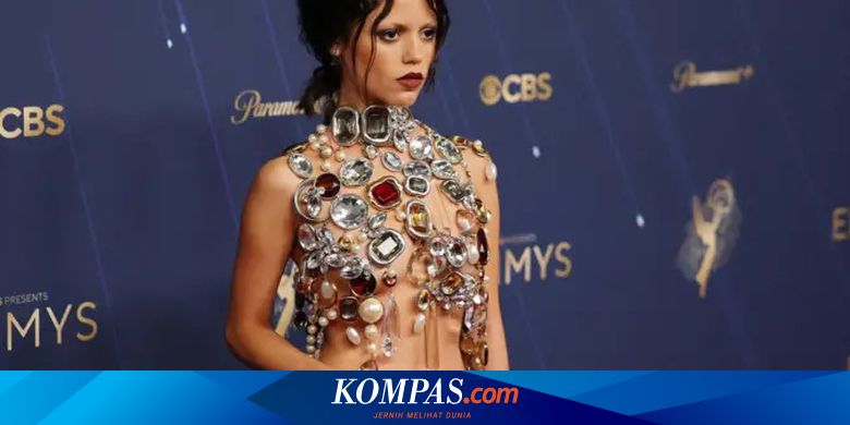 Jenna Ortega Tampil Sensual dengan Atasan Permata di Emmy Awards 2025