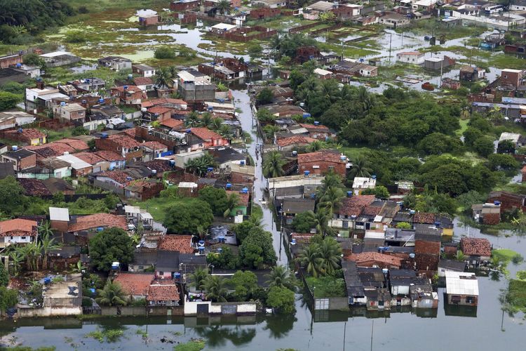 Foto 30 Mei 2022 ini disediakan oleh Kantor Pers Kepresidenan Brasil, menunjukkan pemandangan dari udara di atas area banjir setelah hujan lebat di Recife, negara bagian Pernambuco, Brasil.