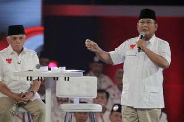 Pasangan calon presiden dan calon wakil presiden, Prabowo Subianto dan Hatta Rajasa mengikuti Debat Final Pemilu Presiden 2014 dengan tema Pangan, Energi, dan Lingkungan di Hotel Bidakara, Jakarta, Sabtu (5/7/2014). Pemilu Presiden 2014 akan berlangsung 9 Juli mendatang.