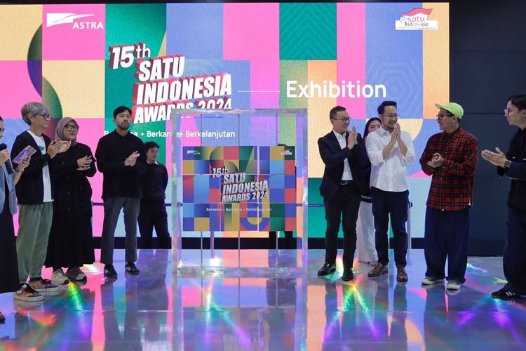 Astra menghadirkan ragam karya seni dari seniman tanah air dalam Exhibition 15th SATU Indonesia Awards 2024 bertajuk ?Bersama, Berkarya, Berkelanjutan? di Galeri Astra, Menara Astra, Jakarta. 