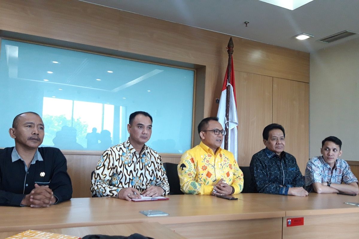 Anggota fraksi Golkar DPRD DKI Jakarta Jamaludin (paling kiri), Judistira Hermawan (dua dari kiri), Basri Baco (tengah), Taufik Azhar (dua dari kanan), dan Dimaz Raditya (kanan) di ruang rapat fraksi Golkar DPRD DKI Jakarta, Rabu (4/9/2019)