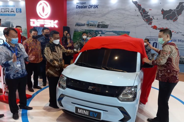 Ketua Umum Periklindo Moeldoko ikut perkenalan mobil listrik terbaru DFSK Mini EV di PEVS 2022, JIEXpo, Kemayoran, Jakarta Pusat.