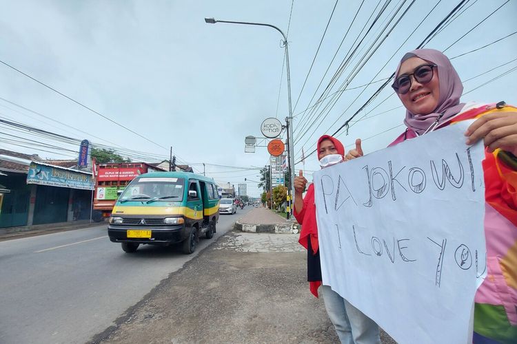 Emak-emak berbaris di sepanjang Jalan Raya Batujajar, Bandung Barat menyambut kedatangan Presiden RI Joko Widodo, Kamis (8/9/2022).