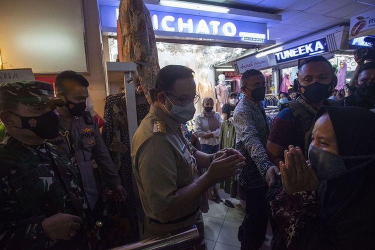 Jakarta Governor Anies Baswedan and Jakarta Military Garrison Commander Major General Dudung Abdurrachman (left) survey the situation at Tanah Abang traditional market on Sunday (2/5/2021)