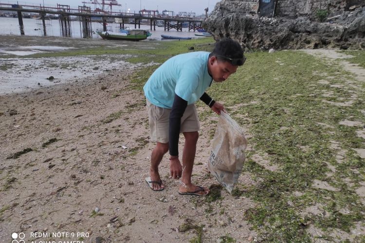 Radith getol melakukan sosialisasi kepada 59 kepala keluarga (KK) di lingkungannya, untuk peduli lingkungan dan tidak buang sampah sembarangan.
