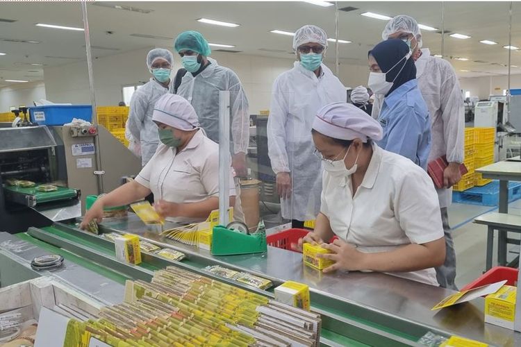Mizainin diajak mengunjungi pabrik Sido Muncul di Semarang untuk melihat proses dan standar tinggi pembuatan produk Tolak Angin. 